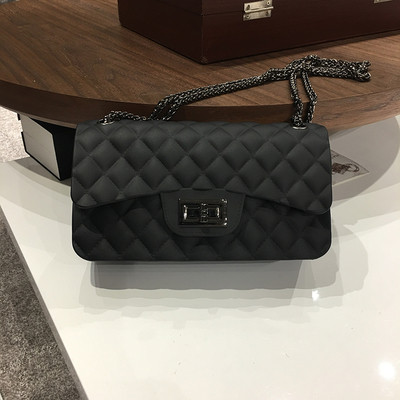 Női kistáska több színben, fém válllánccal