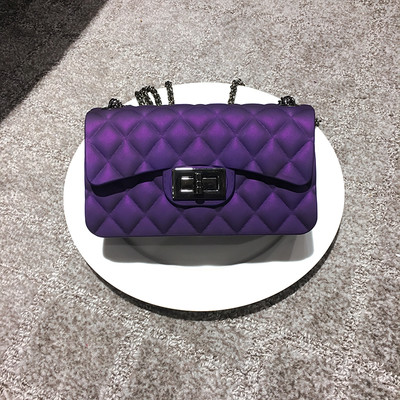 Női kistáska több színben, fém válllánccal