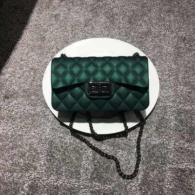 Női kistáska több színben, fém válllánccal