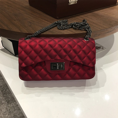 Női kistáska több színben, fém válllánccal