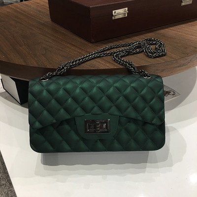 Női kistáska több színben, fém válllánccal