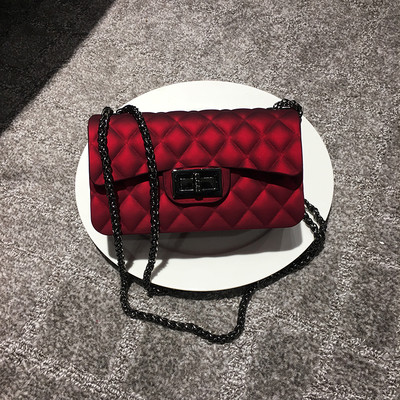 Női kistáska több színben, fém válllánccal