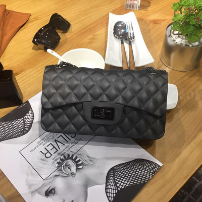 Női kistáska több színben, fém válllánccal