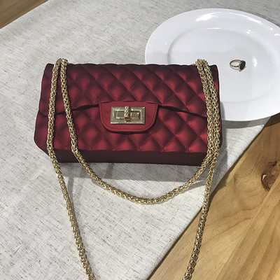 Női kistáska több színben, fém válllánccal