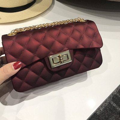 Női kistáska több színben, fém válllánccal