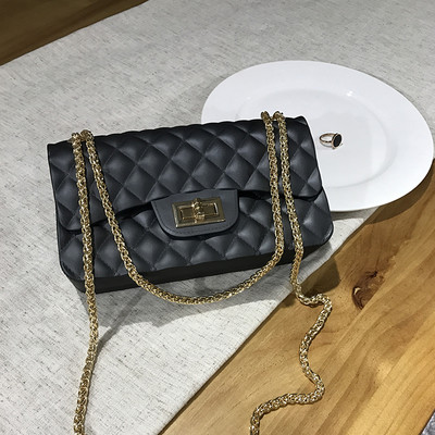 Női kistáska több színben, fém válllánccal