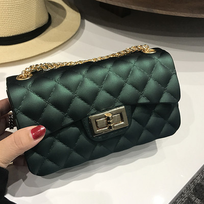 Női kistáska több színben, fém válllánccal