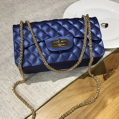 Női kistáska több színben, fém válllánccal