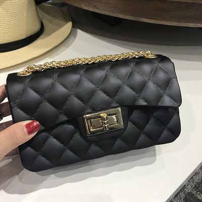 Női kistáska több színben, fém válllánccal