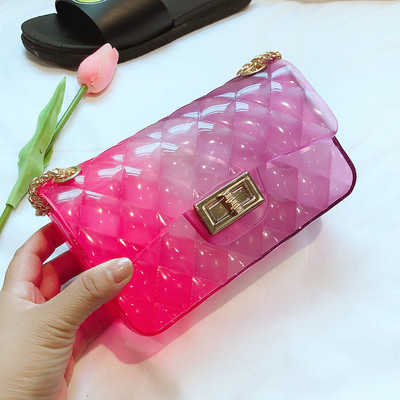 Női kistáska több színben, fém válllánccal