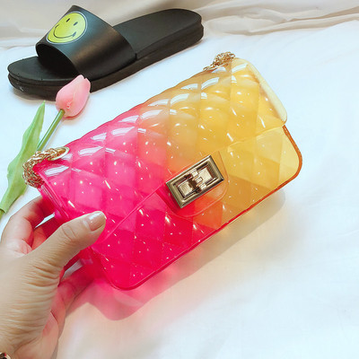 Női kistáska több színben, fém válllánccal