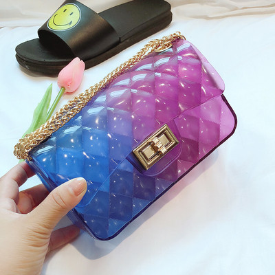 Női kistáska több színben, fém válllánccal