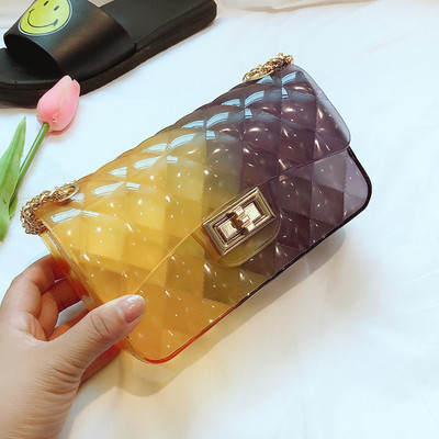 Női kistáska több színben, fém válllánccal