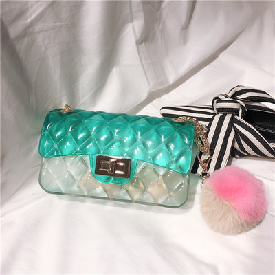 Női kistáska több színben, fém válllánccal