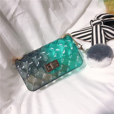 Női kistáska több színben, fém válllánccal