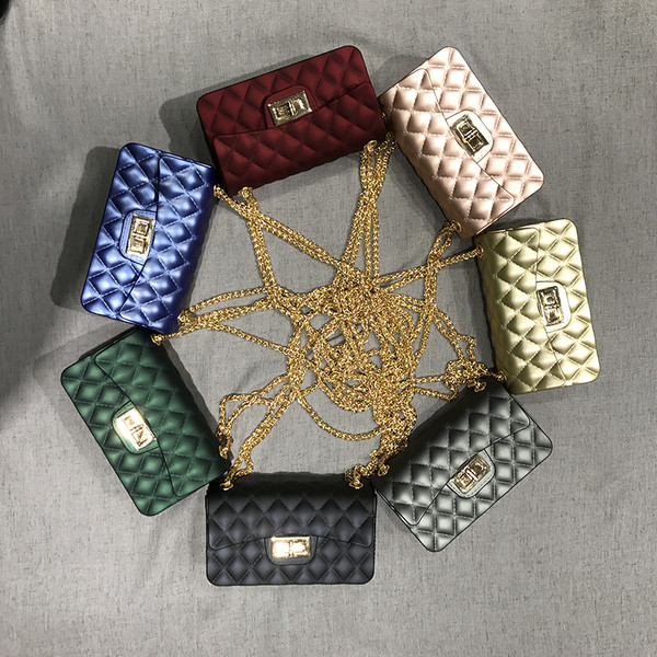 Női kistáska több színben, fém válllánccal