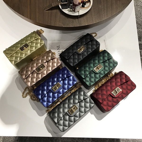 Női kistáska több színben, fém válllánccal