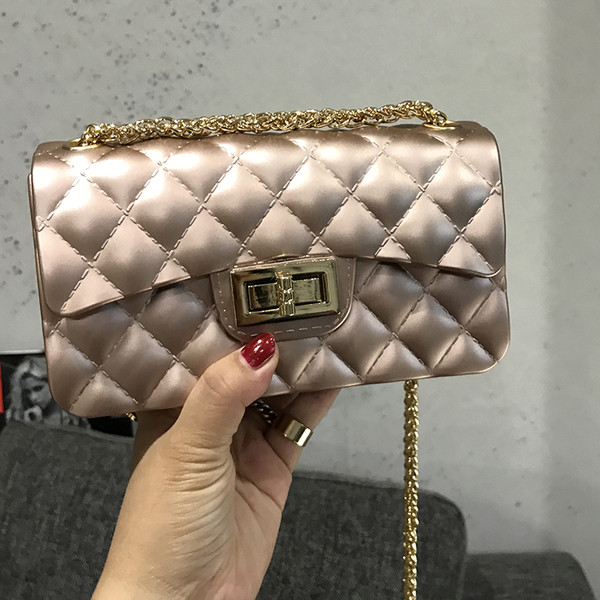 Női kistáska több színben, fém válllánccal