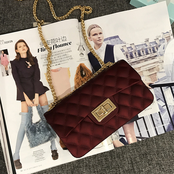 Női kistáska több színben, fém válllánccal