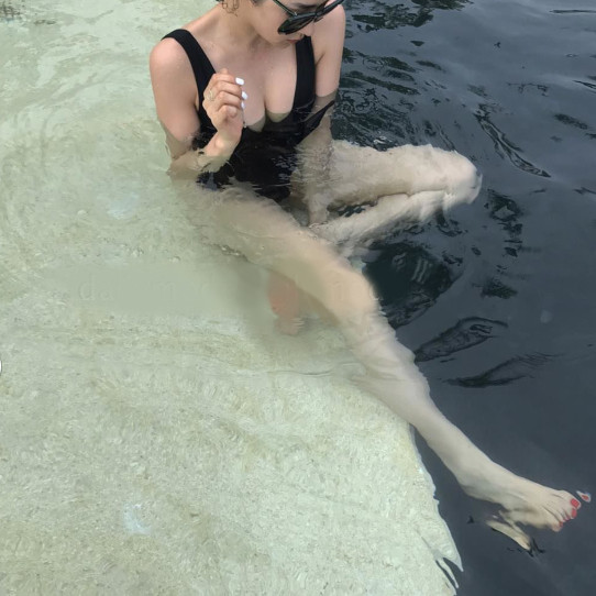 Costum de baie complet de damă elegant în trei culori, cu decolteu în V și curea