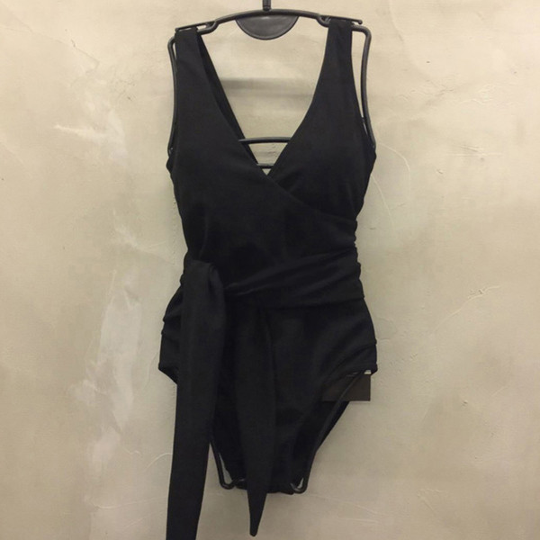 Costum de baie complet de damă elegant în trei culori, cu decolteu în V și curea