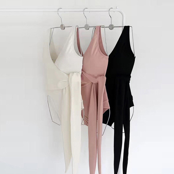 Costum de baie complet de damă elegant în trei culori, cu decolteu în V și curea