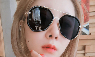 Γυναικεία γυαλιά ηλίου με έγχρωμο γυαλί και λεπτό πλαίσιο