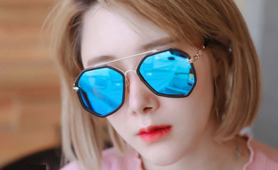 Γυναικεία γυαλιά ηλίου με έγχρωμο γυαλί και λεπτό πλαίσιο