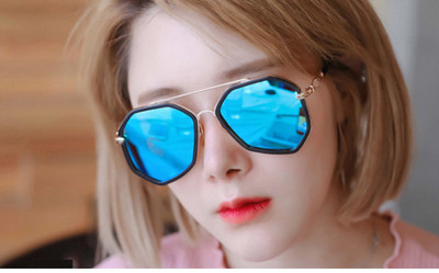 Γυναικεία γυαλιά ηλίου με έγχρωμο γυαλί και λεπτό πλαίσιο