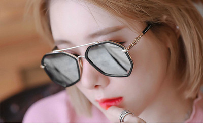 Γυναικεία γυαλιά ηλίου με έγχρωμο γυαλί και λεπτό πλαίσιο