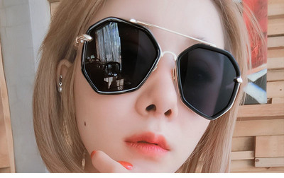 Γυναικεία γυαλιά ηλίου με έγχρωμο γυαλί και λεπτό πλαίσιο