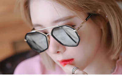 Γυναικεία γυαλιά ηλίου με έγχρωμο γυαλί και λεπτό πλαίσιο