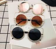 Γυναικεία γυαλιά σε διάφορα χρώματα με διακοσμητικές πέτρες