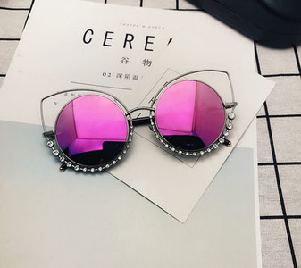 Γυναικεία γυαλιά σε διάφορα χρώματα με διακοσμητικές πέτρες