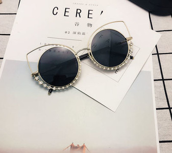 Γυναικεία γυαλιά σε διάφορα χρώματα με διακοσμητικές πέτρες