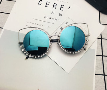 Γυναικεία γυαλιά σε διάφορα χρώματα με διακοσμητικές πέτρες