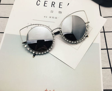 Γυναικεία γυαλιά σε διάφορα χρώματα με διακοσμητικές πέτρες