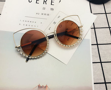 Γυναικεία γυαλιά σε διάφορα χρώματα με διακοσμητικές πέτρες