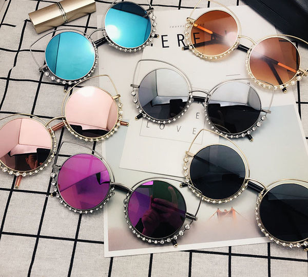 Γυναικεία γυαλιά σε διάφορα χρώματα με διακοσμητικές πέτρες