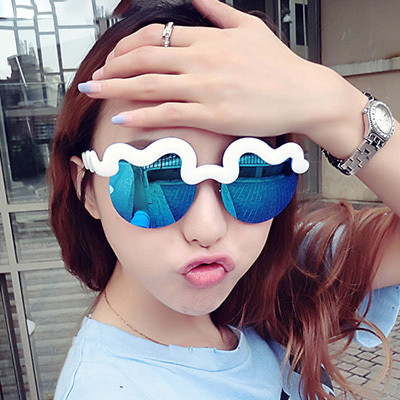 Γυναικεία μοντέρνα γυαλιά με έγχρωμο πλαίσιο