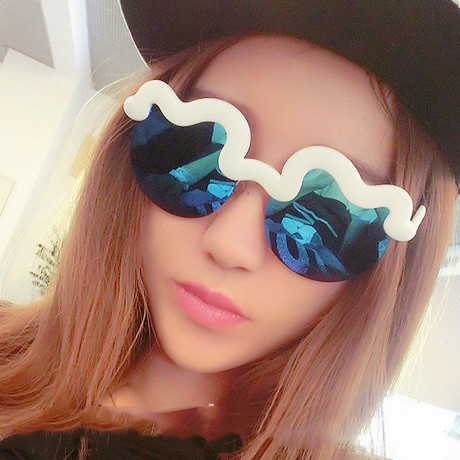 Γυναικεία μοντέρνα γυαλιά με έγχρωμο πλαίσιο