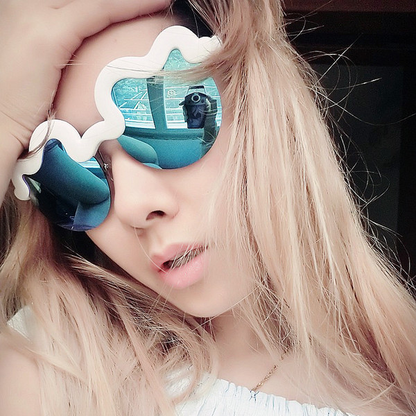 Γυναικεία μοντέρνα γυαλιά με έγχρωμο πλαίσιο