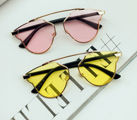 Γυναικεία γυαλιά σε ανοιχτά χρώματα