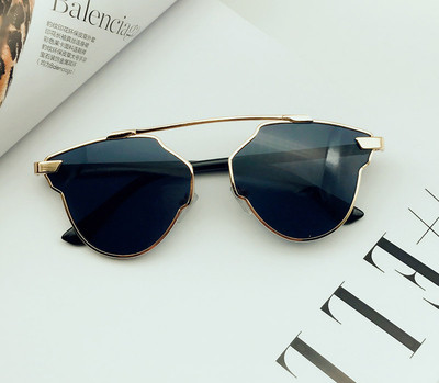 Γυναικεία γυαλιά σε ανοιχτά χρώματα