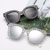 Γυναικεία γυαλιά σε διάφορα χρώματα με διακοσμητικά στοιχεία