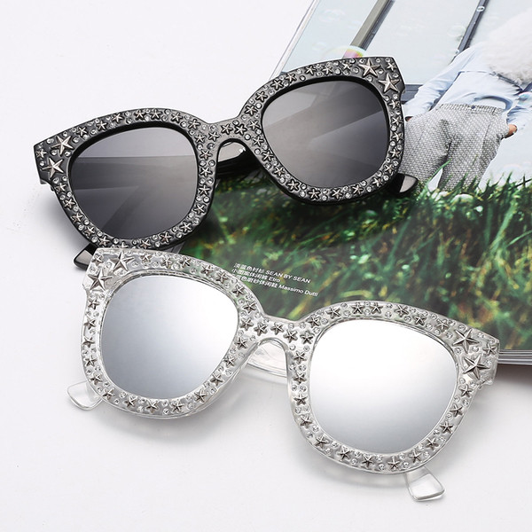 Γυναικεία γυαλιά σε διάφορα χρώματα με διακοσμητικά στοιχεία