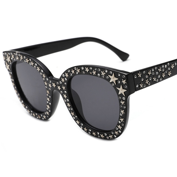 Γυναικεία γυαλιά σε διάφορα χρώματα με διακοσμητικά στοιχεία