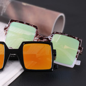 Γυναικεία σύγχρονα τετράγωνα γυαλιά με χρωματιστά γυαλιά