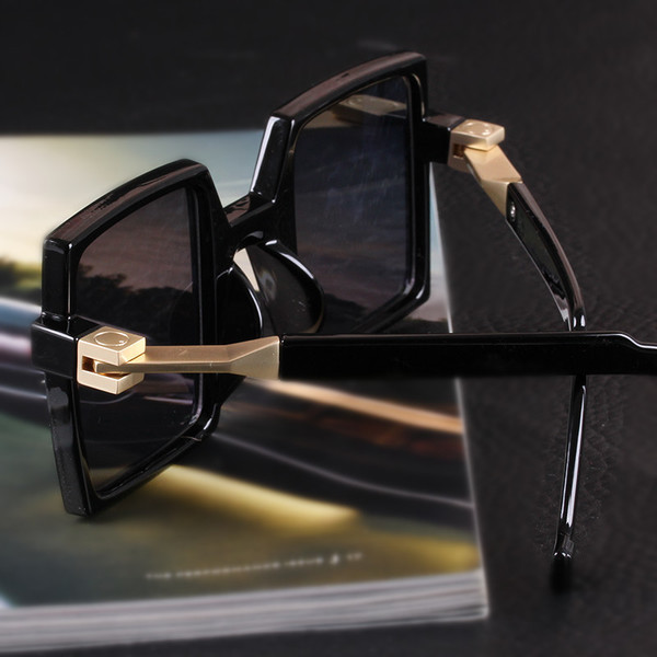 Γυναικεία σύγχρονα τετράγωνα γυαλιά με χρωματιστά γυαλιά