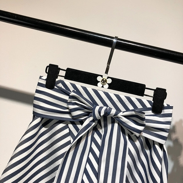 Fusta de damă în dungi, elegantă, cu curea și lungime asimetrică